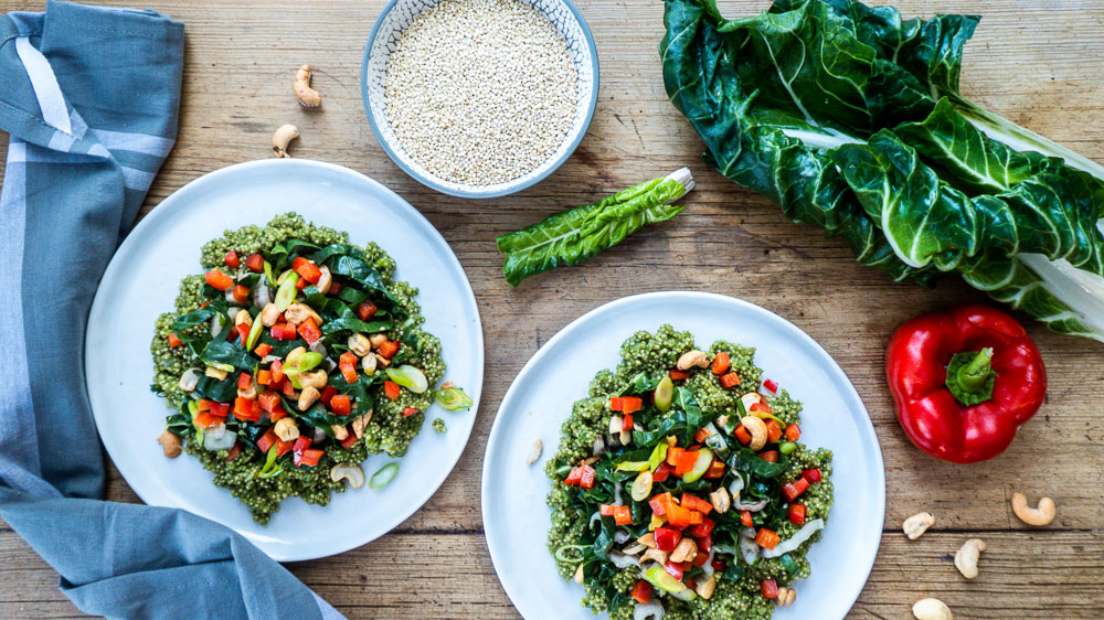 Grüner Quinoa mit Mangold, Zitrone und Cashewkernen - Einfach Vegan