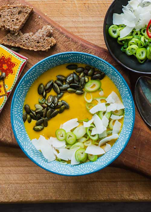 Herbstliche Kürbissuppe mit Curry, Ingwer und Kokos - Einfach Vegan