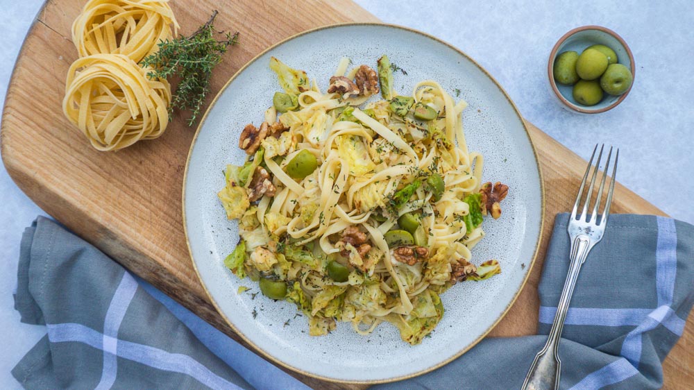 Tagliatelle mit Wirsing, Walnüssen und grüner Olive - Einfach Vegan