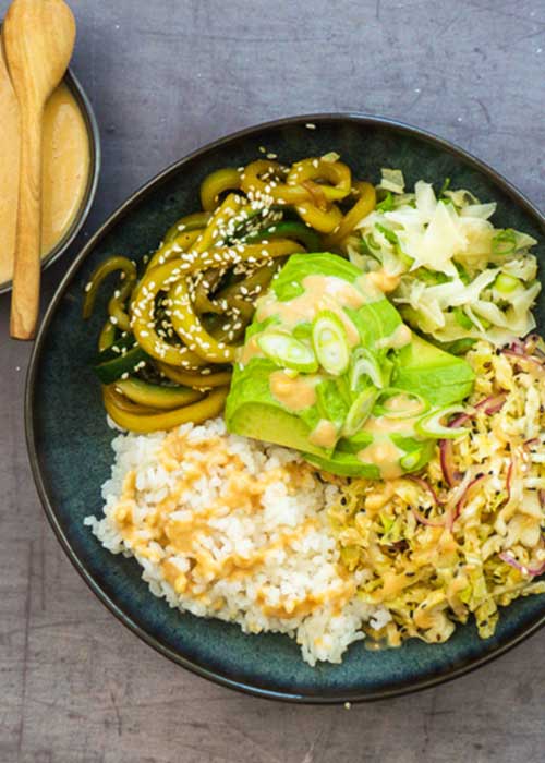 vegane-sushi-bowl-wirsing-gurke-ingwer-avocado