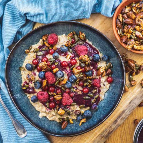 Veganes Porridge mit Waldbeeren und Crunchy Nüssen - Einfach Vegan