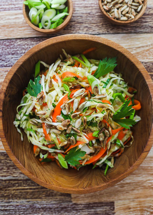 Weißkohl Salat mit Möhre, Ingwer und Sonnenblumenkernen - Einfach Vegan