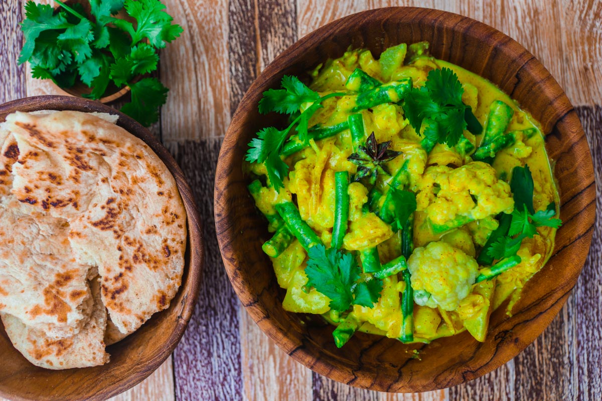 Indisches Blumenkohl Curry mit Kurkuma und Naan Brot - Einfach Vegan