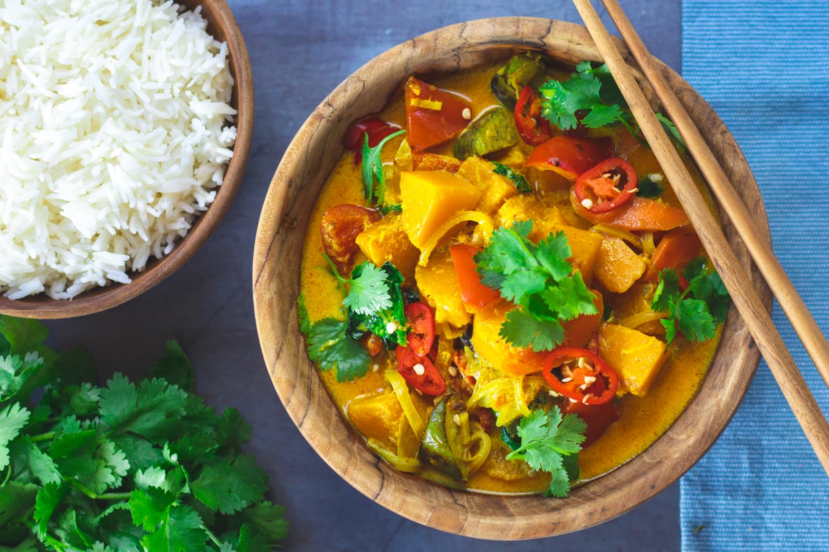 Kürbis Curry mit Aubergine, Koriander und Kokosreis - Einfach Vegan