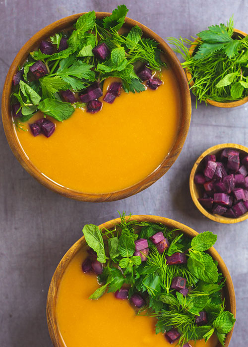 kürbissuppe-lila-süßkartoffel-kräutersalat