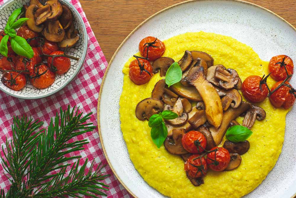 Cremige Polenta mit Pilzen, Kirschtomaten und Basilikum - Einfach Vegan