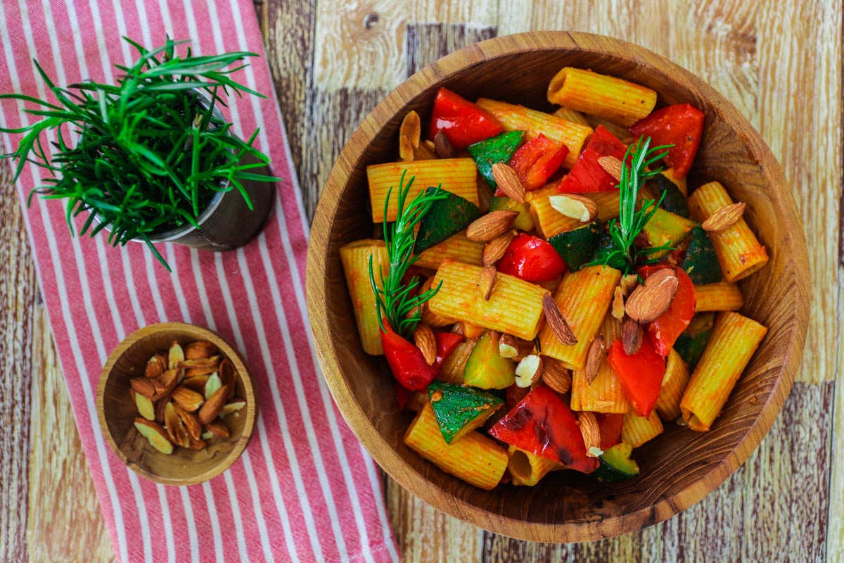 Rigatoni mit Zucchini, Paprika und Mandel - Einfach Vegan