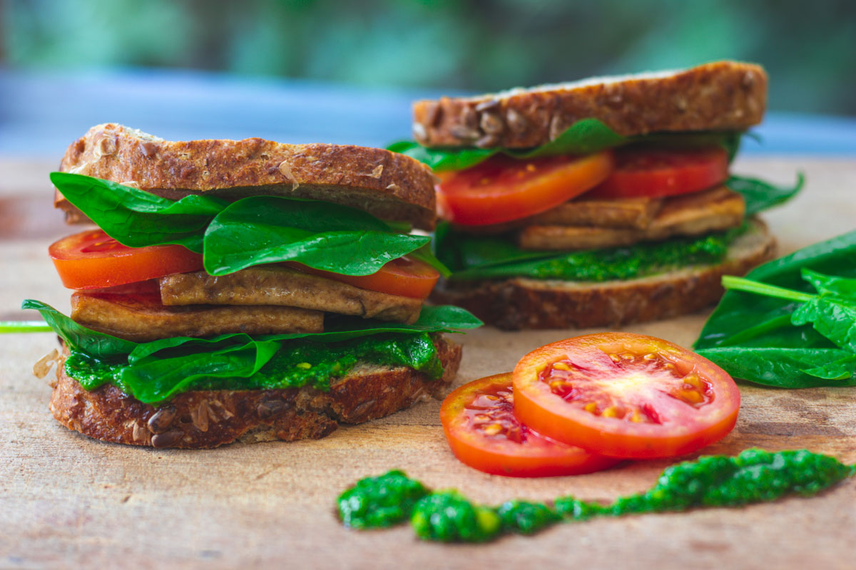 Tomaten - Tofu Sandwich mit Spinatpesto - Einfach Vegan