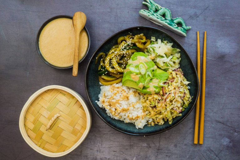Vegane Sushi Bowl mit Wirsing, Gurke, Ingwer und Avocado - Einfach Vegan