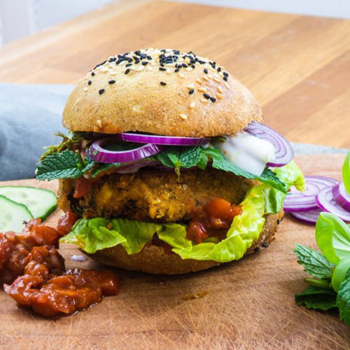 veganer-orientalischer-burger-tomatenchutney-kreuzkümmel