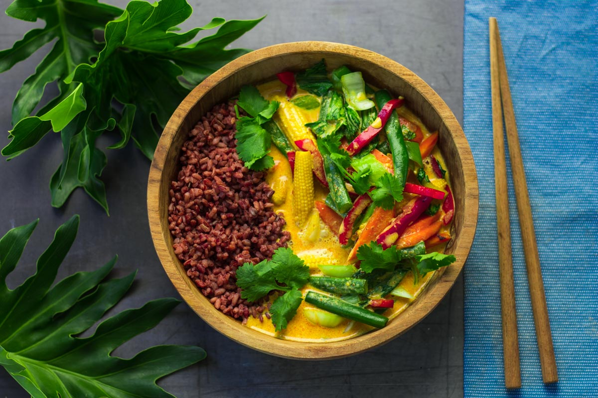 Gelbes Curry mit rotem Reis und Koriander - Einfach Vegan