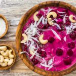 pink-smoothie-bowl-drachenfrucht-himbeer-cashewkerne