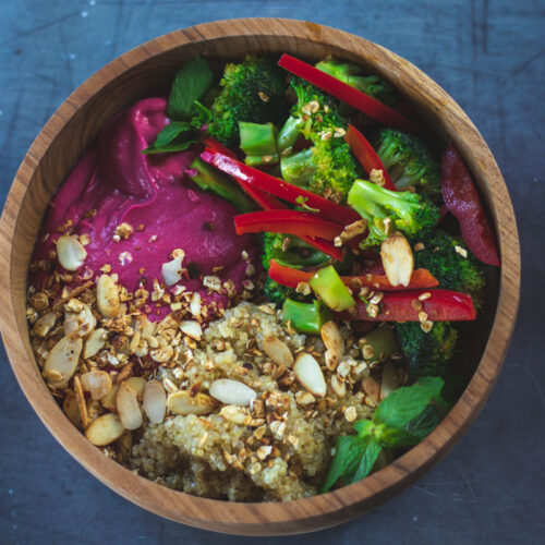 quinoa-bowl-brokkoli-rote-bete-hummus