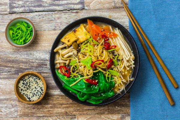 Vegane Ramen Suppe mit Miso, Enoki-Pilzen und Sesam - Einfach Vegan